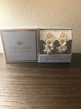 NEW Eye Candy flower earrings